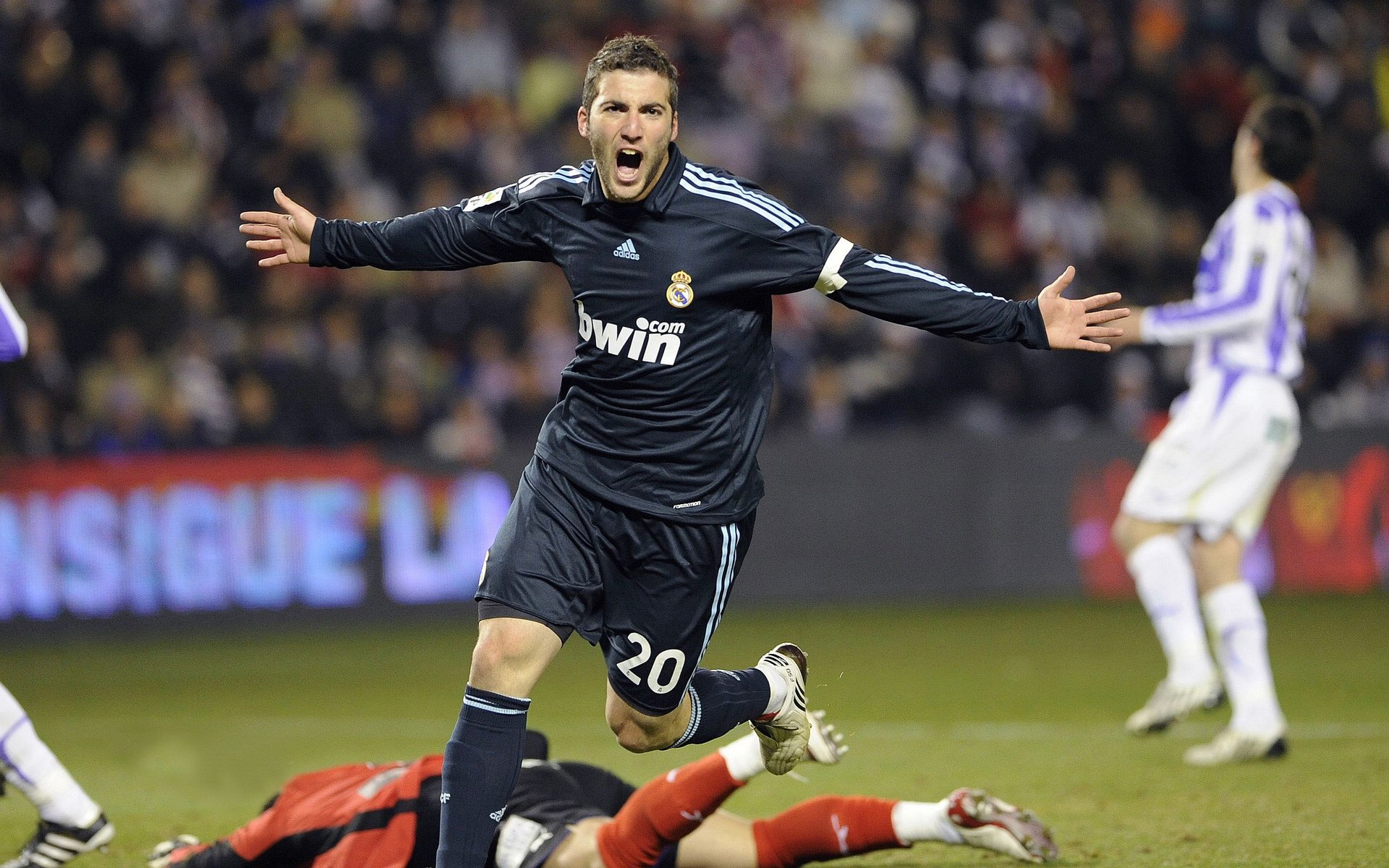 “极限漂移：高速弯道中的速度与美学”，弯道漂移超车